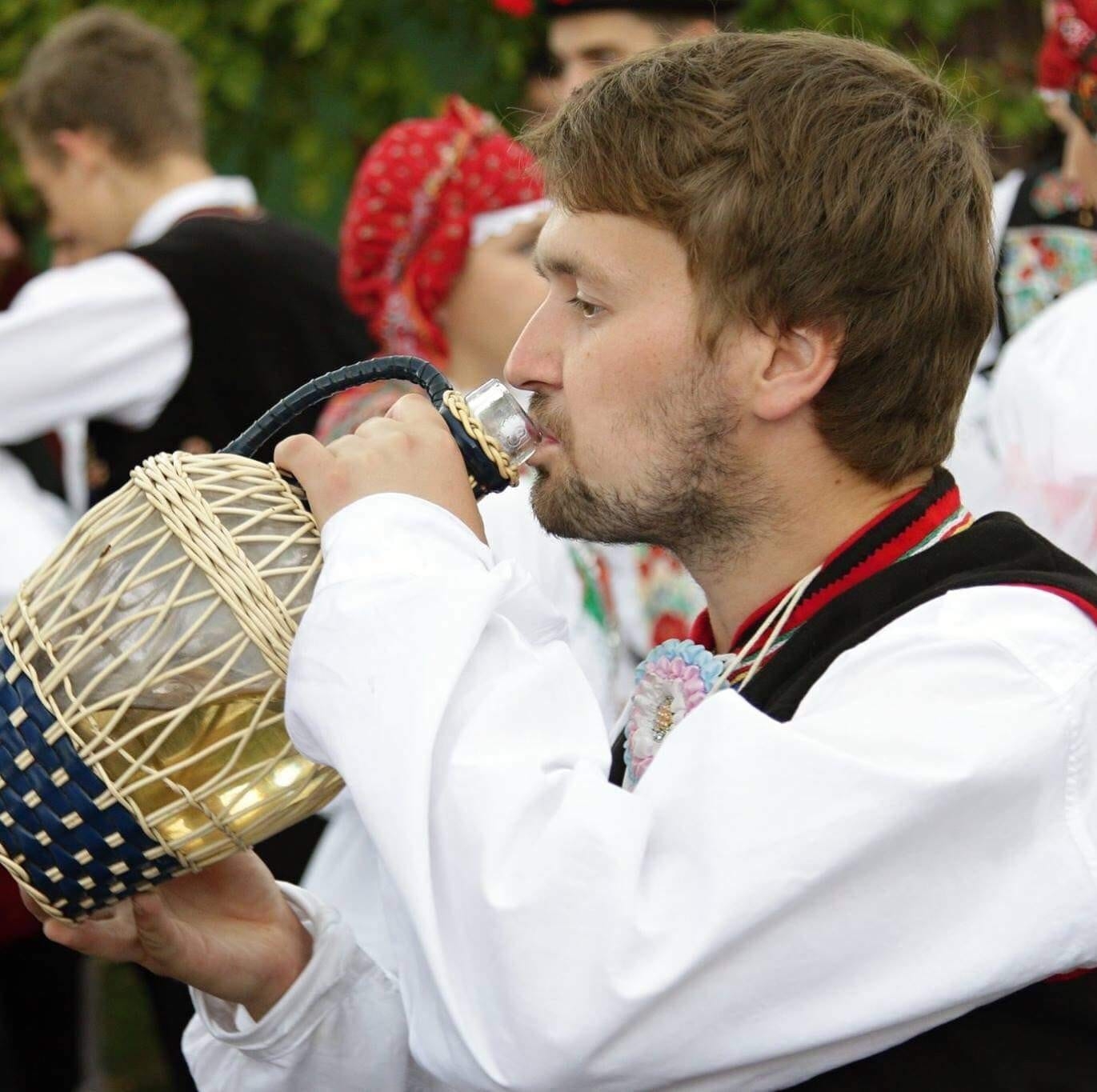 Staňa v kroji pije víno